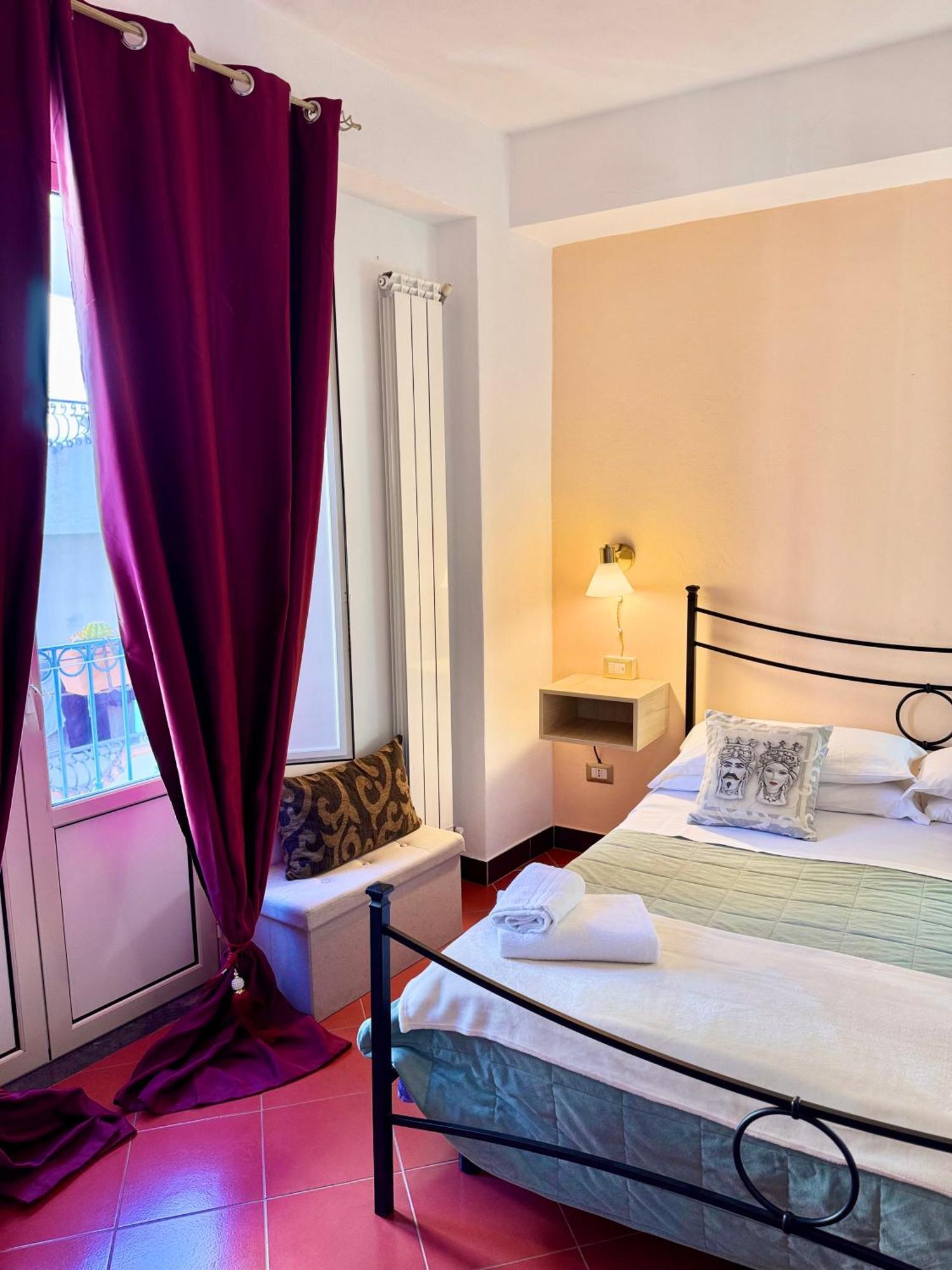 Taormina'S Sun Bed and Breakfast Exteriör bild